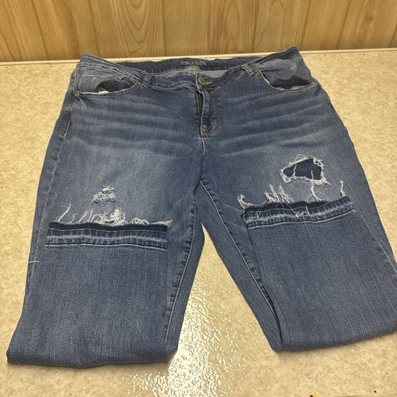 Maurices Distressed Cropped Jeans - Picture 4 of 6
